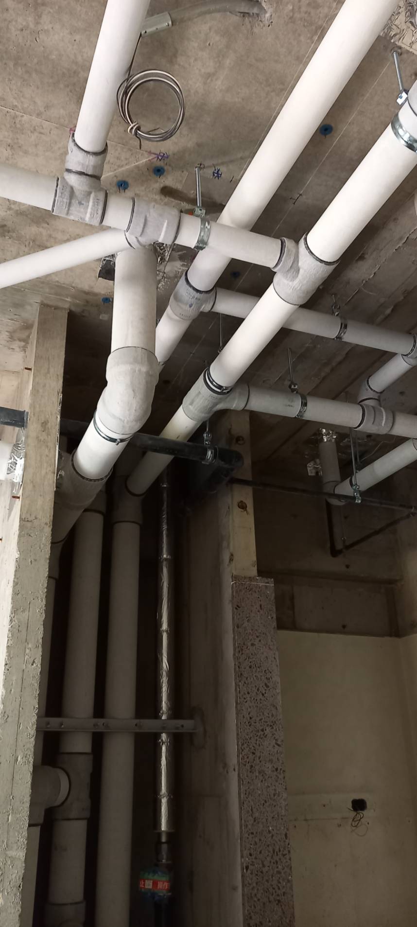 【施工実績】船橋市立某小学校　天井配管、ピット配管施工状況
